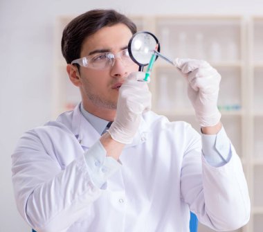 Kanıt için laboratuvarda çalışan uzman bir kriminolog.