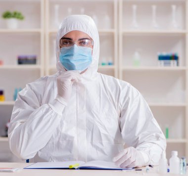 Kanıt için laboratuvarda çalışan uzman bir kriminolog.