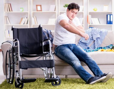 Evde iyileşen engelli adam