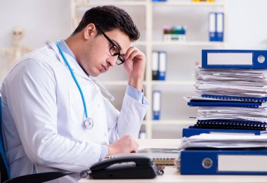 Hastanede çok işi olan meşgul bir doktor.