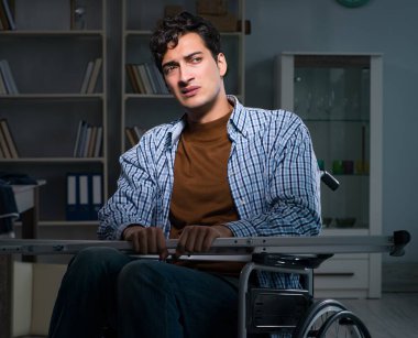 Tekerlekli sandalyede depresyon geçiren bir adam
