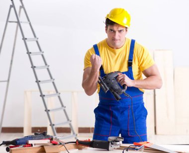 Kat tamircisi işinden memnun değil.