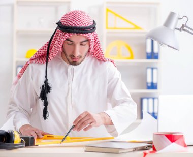 Arap mühendis yeni proje üzerinde çalışıyor
