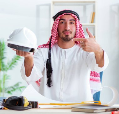 Arap mühendis yeni proje üzerinde çalışıyor