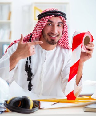 Arap mühendis yeni proje üzerinde çalışıyor