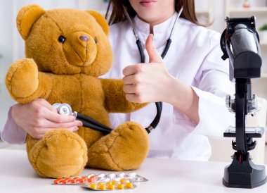 Çocuk oyuncak sağlığını kontrol ediyor