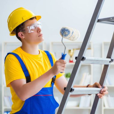 Tadilat projesinde çalışan bir ressam.