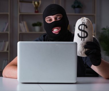 Hacker bilgisayar korsanlığı gece geç saatlerde
