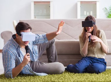 Sanal gerçeklik gözlükleriyle karaoke yapan çiftler