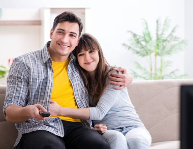 Evde çift televizyon seyredin.