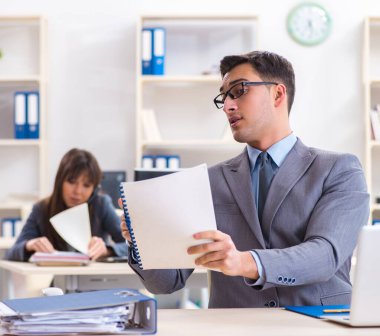 Ofiste çalışan kadın ve erkek.