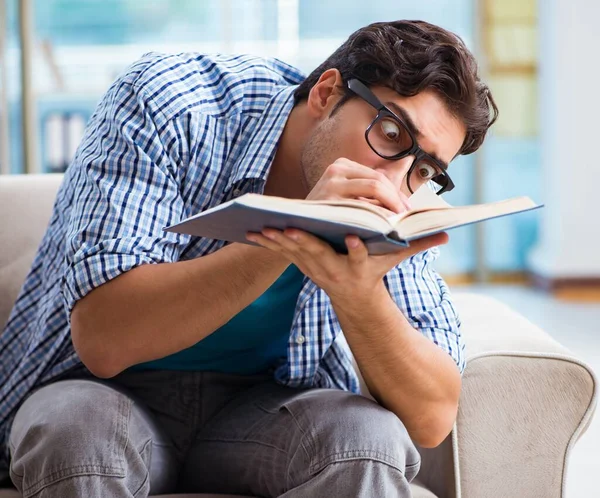 Estudiante caucásico preparándose para exámenes universitarios — Foto de Stock