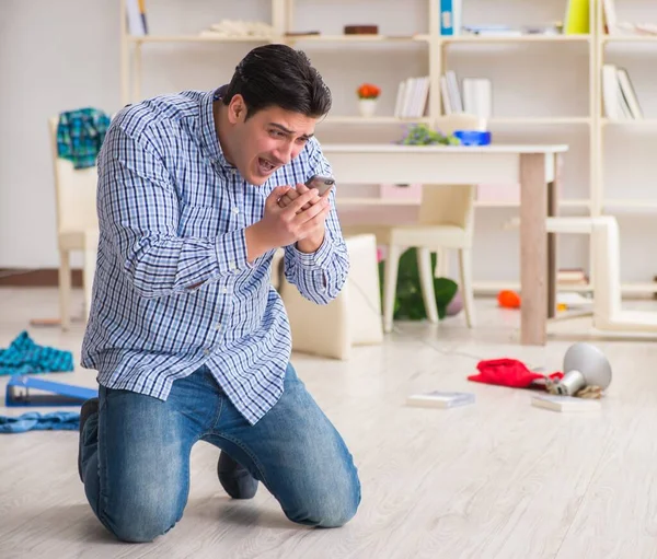 Man found his house after burglary robbed by burglars — Stock Photo, Image