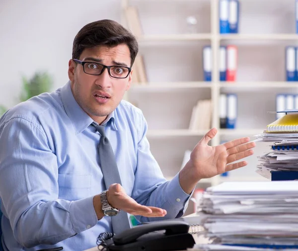 Empresario extremadamente ocupado trabajando en la oficina — Foto de Stock