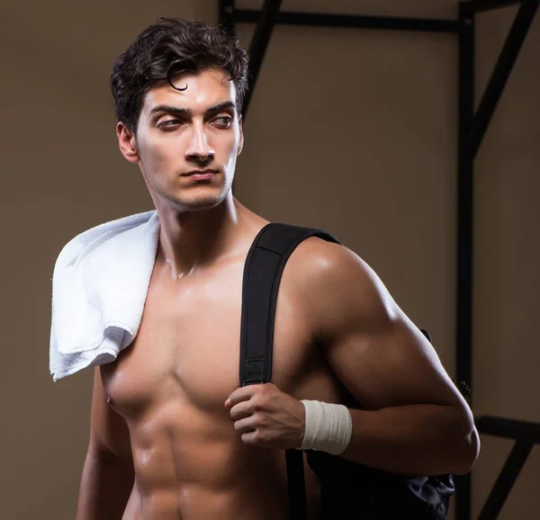 Uomo stanco dopo l'allenamento in palestra sportiva — Foto Stock