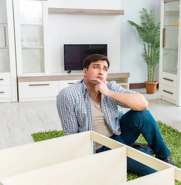 Homem montando móveis em casa — Fotografia de Stock