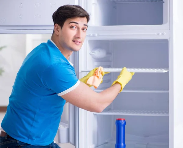 Homme nettoyage réfrigérateur dans le concept d'hygiène — Photo