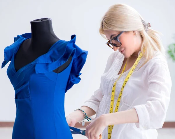 Mujer sastre trabajando en nuevos diseños de vestido —  Fotos de Stock