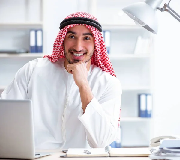 Uomo d'affari arabo che lavora in ufficio — Foto Stock