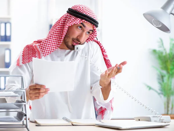 Homme d'affaires arabe travaillant dans le bureau — Photo