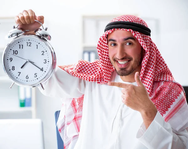 Arabski biznesmen pracujący w biurze — Zdjęcie stockowe