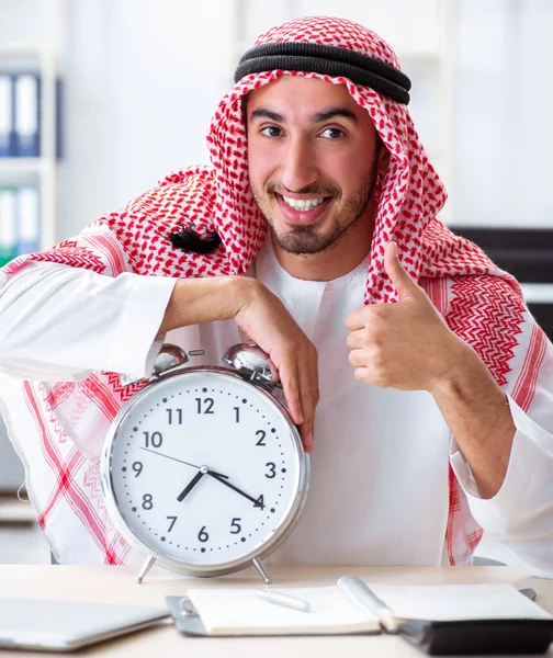 Empresario árabe trabajando en la oficina — Foto de Stock