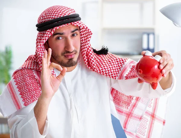 Arabischer Geschäftsmann arbeitet im Büro — Stockfoto