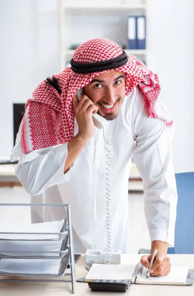 Homme d'affaires arabe travaillant dans le bureau — Photo