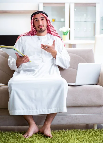 Arabe travaillant à la maison sur son travail — Photo