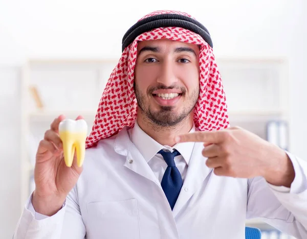 Arabové zubař pracuje na nové zuby implantát — Stock fotografie