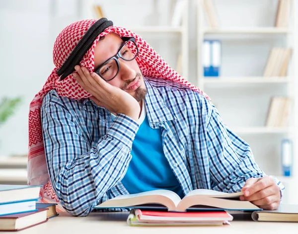 Estudante árabe se preparando para exames universitários — Fotografia de Stock