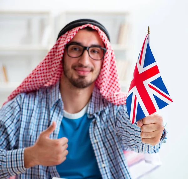 Étudiant arabe étudiant l'anglais — Photo