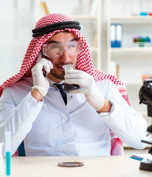 Arabischer Chemiker testet Qualität von Ölbenzin — Stockfoto