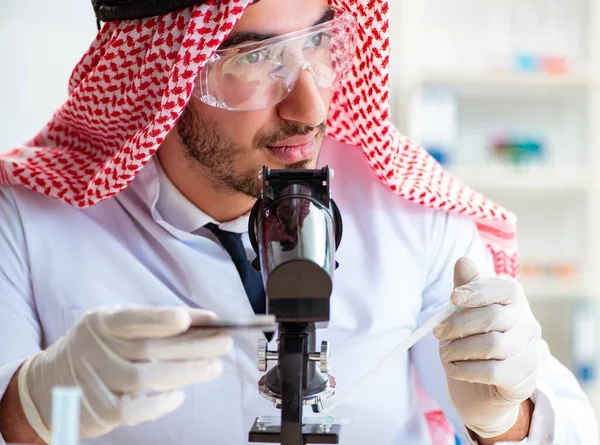 Químico árabe trabajando en la oficina del laboratorio — Foto de Stock