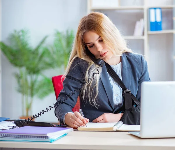 Verletzte Mitarbeiterin im Büro — Stockfoto