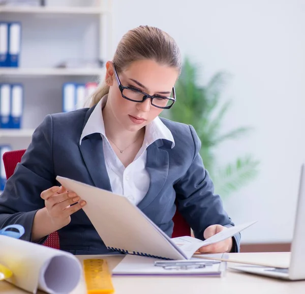 Mujer arquitecta trabajando en el proyecto — Foto de Stock