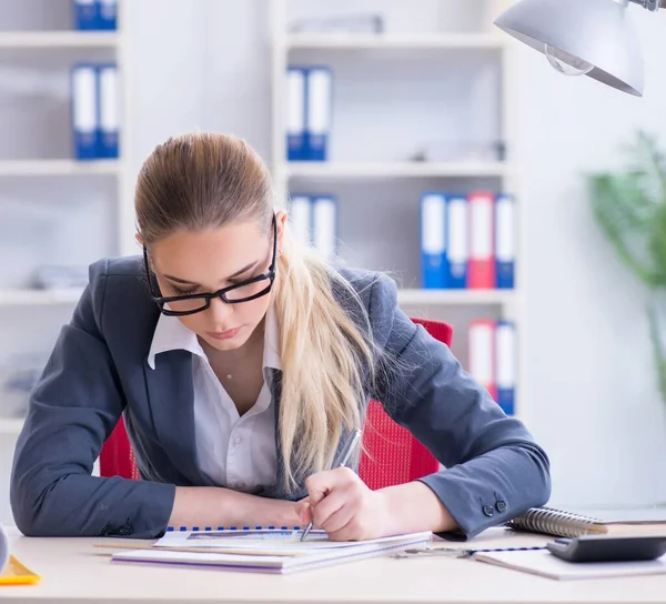 Empresária trabalhando em sua mesa no escritório — Fotografia de Stock