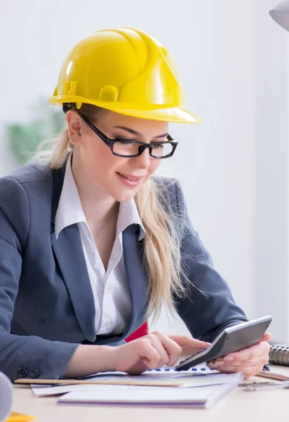 Mujer arquitecta trabajando en el proyecto — Foto de Stock