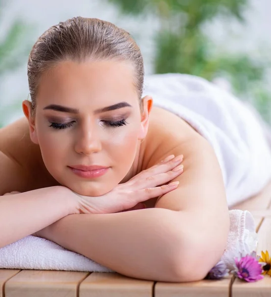 Kvinna under massage session i spa — Stockfoto