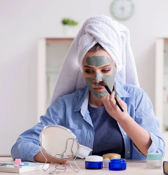 Kvinna tillämpa lera mask med borste hemma — Stockfoto