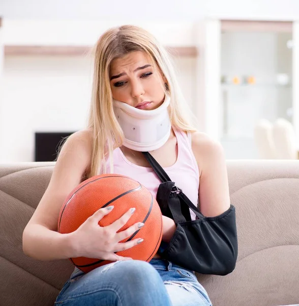 Donna infortunata durante il gioco dello sport — Foto Stock