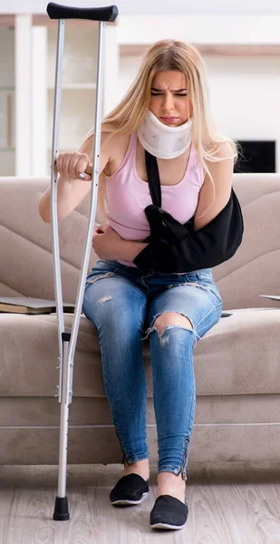 Zraněná žena doma zotavuje — Stock fotografie