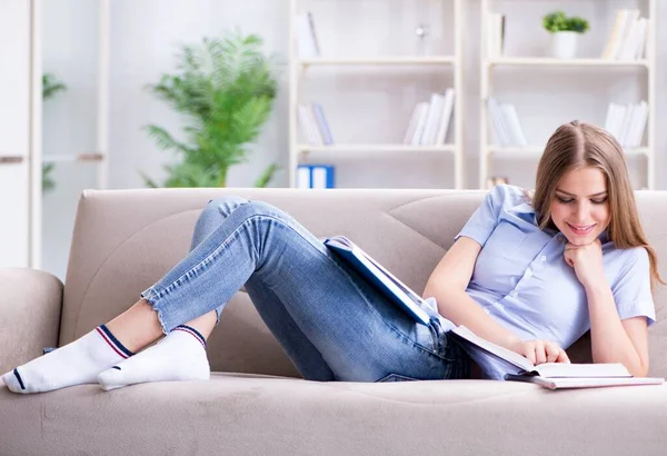 Ung kvinnlig student förbereder sig för collegeprov — Stockfoto