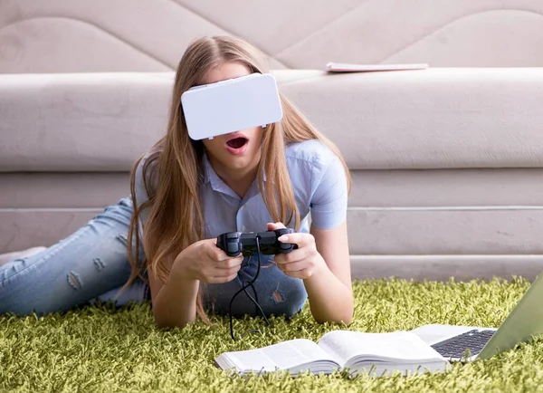 Rapariga jogando jogos de realidade virtual — Fotografia de Stock