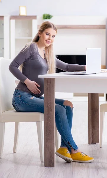 Pregnant woman at home getting ready for childbirth — Stock Photo, Image