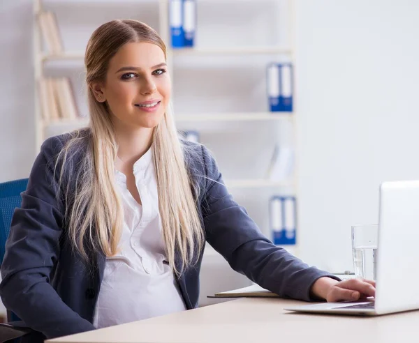 Zwangere vrouw werknemer in het kantoor — Stockfoto