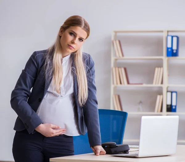 Zwangere vrouw werknemer in het kantoor — Stockfoto