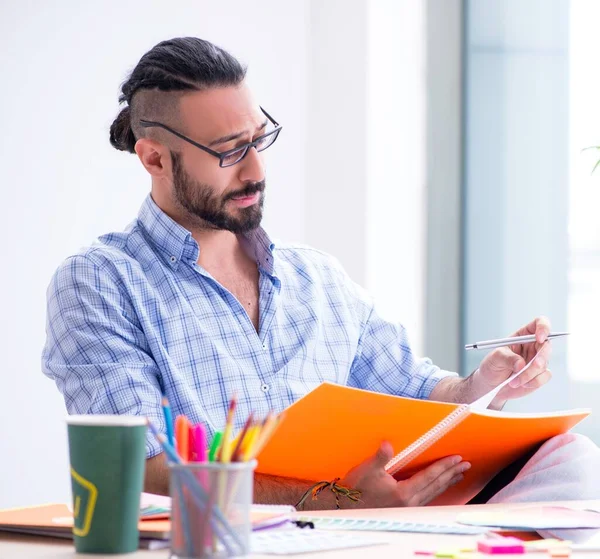 Joven diseñador trabajando en su estudio en un nuevo proyecto —  Fotos de Stock