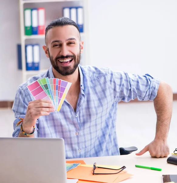 Joven diseñador trabajando en su estudio en un nuevo proyecto — Foto de Stock