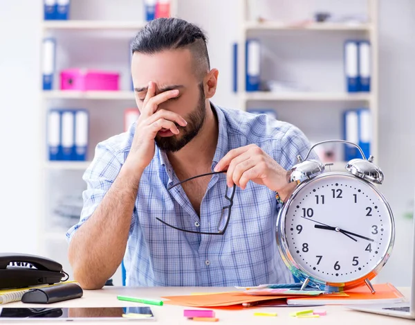 Joven diseñador trabajando en su estudio en un nuevo proyecto —  Fotos de Stock